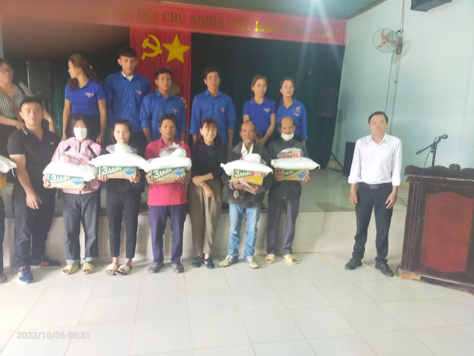 Huyện Đoàn huyện Đăk Hà phối hợp với mạnh tường quân Trần Thị Mai Vy tặng quà cho hộ nghèo vùng khó khăn bị ảnh hưởng của cơn bão số 4